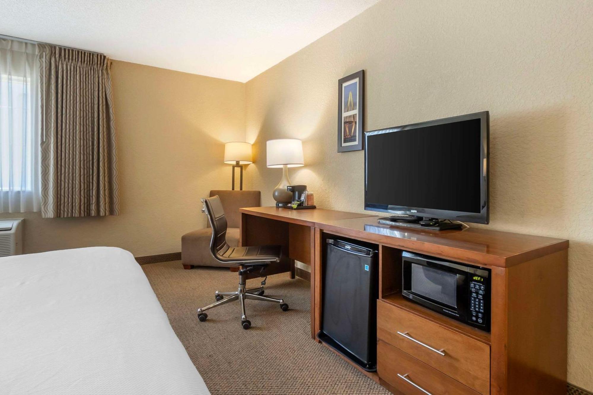 Comfort Inn & Suites Airport Convention Center North Charleston Exterior photo